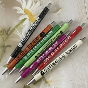 Set di 7 penne a sfera glitterate colorate con stampe a tema spettrale per scrittura quotidiana.