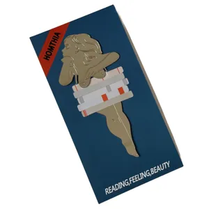 Vue détaillée de l'élégant marque-page en métal doré avec un design de silhouette féminine.