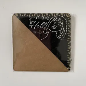 Marcapáginas de esquina bordado a mano con diseño único, accesorio perfecto para lectores.