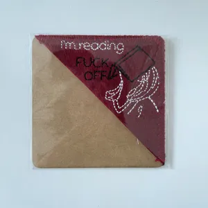 Marcapáginas de esquina de fieltro bordado a mano con diseño divertido para amantes de la lectura.