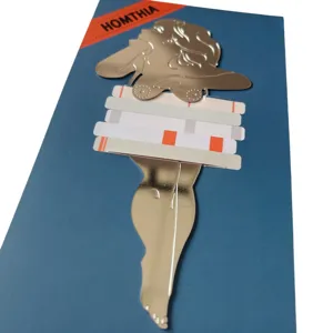 Marque-page pin-up en métal doré, élégante silhouette de livre avec support en carton.