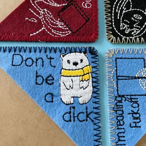 Marcapáginas de esquina de fieltro hecho a mano con bonitos diseños bordados y frases.