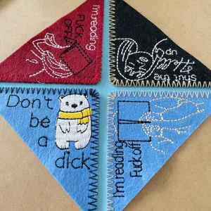 Set de marcapáginas de esquina de fieltro hechos a mano con bordados divertidos.