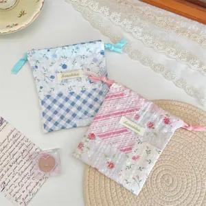 Detailansicht der süßen Blumen und karierten Patchwork Kordelzugtasche für Kosmetik.