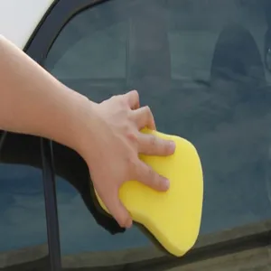 Gele 8-vormige autowasspons voor professionele voertuigdetailreiniging en onderhoud.