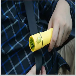 Vista detallada del martillo de seguridad amarillo con base magnética para emergencia de coche.
