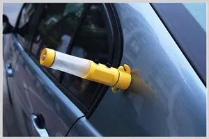 Martillo de seguridad multifuncional para coche y linterna de emergencia con cortador.