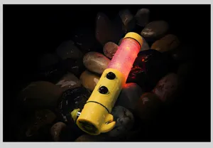 Luz de emergencia LED multifuncional para coche y martillo de rescate magnetico.