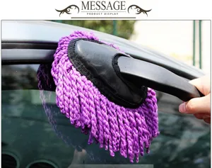 Vista detallada del mini plumero para coche con cerdas de microfibra morada para limpiar.