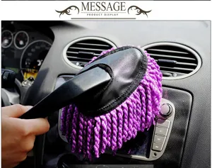 Detalle de mini cepillo antipolvo para coche, cabezal de chenilla morada para rejillas.