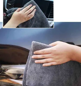 Panno in microfibra per asciugatura auto con anello di torsione per la cura dell'automobile.