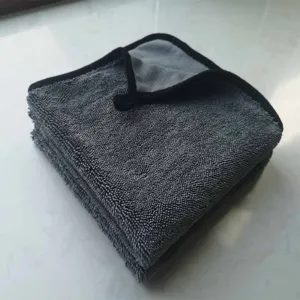 Dettaglio dell'asciugamano in microfibra per auto ad anello ritorto, panno grigio assorbente.
