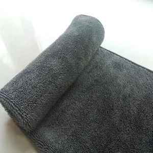 Dettaglio dell'asciugamano in microfibra ritorta per auto, altamente assorbente e resistente.