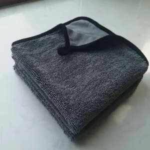 Vista dettagliata dell'asciugamano in microfibra ritorta grigia per pulizia auto.