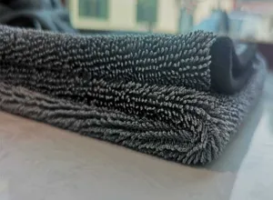 Vista dettagliata dell'asciugamano per auto in microfibra ritorta grigio scuro, assorbente.
