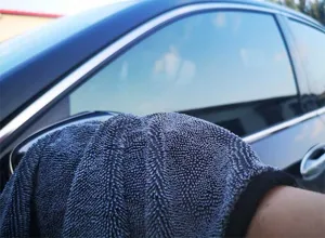 Primo piano di un asciugamano in microfibra ritorta per auto con struttura molto assorbente.