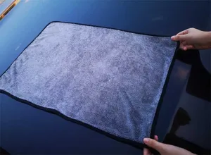 Dettaglio asciugamano in microfibra auto, panno torcente super assorbente per vernice.