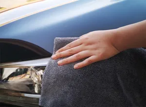 Panno asciugamano in microfibra ad anello ritorto per detailing auto e asciugatura.