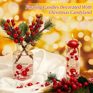Dettaglio di candele galleggianti di Natale e riempitivo per vasi con bacche e perle.
