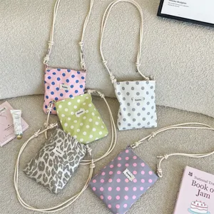 Diverse stoffen telefoontasjes met stippen en luipaardprint met verstelbare touwriemen