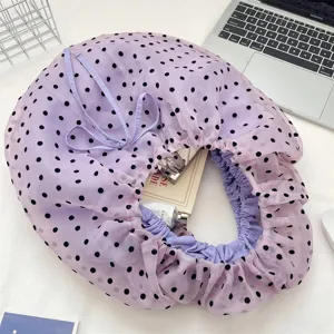 Vista detallada de un bolso de organza morado con lunares negros y textura volantes