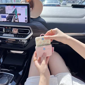 Primer plano de una bonita funda acolchada para auriculares con botón y anilla de color rosa