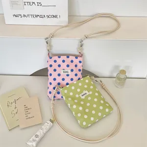 Detail van Koreaanse stijl polkadot telefoontasjes met geknoopte riemen