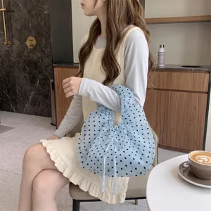Bolso de organza con lunares azul claro y diseño fruncido con cordón para un look de hada