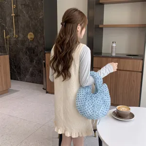 Detalle del bolso de organza con lunares azules con volantes y decoración de lazo
