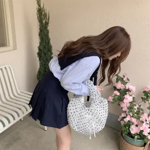Primer plano de un bolso de organza con lunares de estilo coreano y diseño plisado
