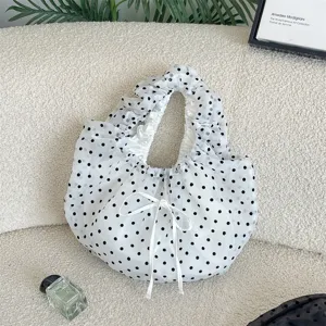 Vista detallada del bolso de organza con lunares negros y asa con volantes