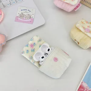 Vista detallada de la funda floral acolchada para auriculares inalámbricos en una mesa