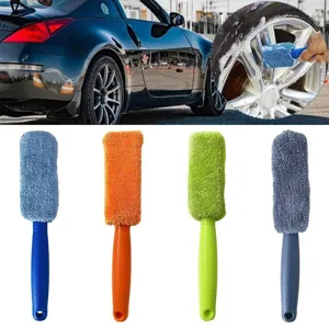 Vista dettagliata delle spazzole per la pulizia dei cerchi auto con teste in microfibra.