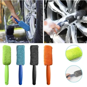 Spazzola per pulizia cerchioni auto in microfibra con manico ergonomico per dettagli.