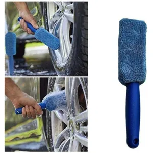 Spazzola per la pulizia dei cerchi auto con manico blu e testa in microfibra morbida.