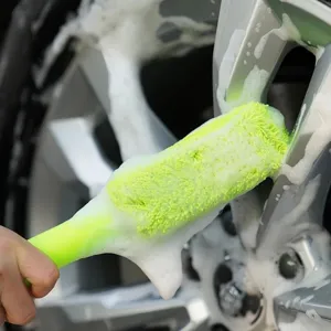 Spazzola per cerchi auto in microfibra per pulizia ruote e lavaggio pneumatici con comodo manico.