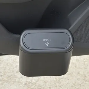 Dettaglio pattumiera per portiera auto, mini cestino nero appendibile con coperchio a pressione.