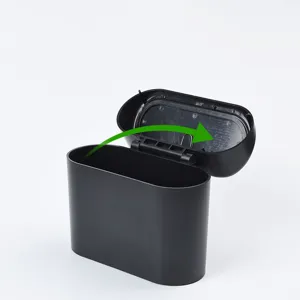 Vista dettagliata del mini cestino per auto con coperchio aperto in plastica nera.