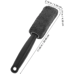 Spazzola per pulizia cerchi auto con morbida testa in microfibra e manico ergonomico pratico.