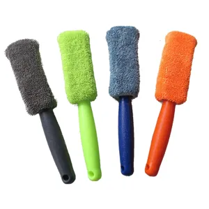 Vista dettagliata di spazzole per cerchioni in microfibra colorata con manici in plastica.