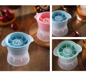 Vue détaillée du moule à glaçons en silicone montrant diverses couleurs et structures.
