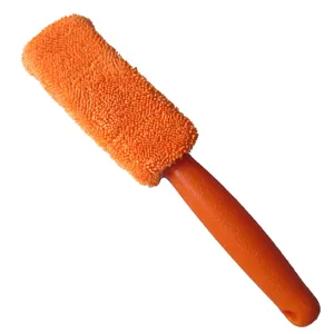 Spazzola per cerchioni auto in microfibra arancione per pulizia pneumatici, manico in plastica.
