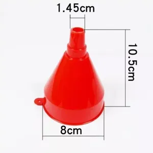 Entonnoir à carburant rouge pour voiture, outil pratique pour le remplissage d'huile moteur.