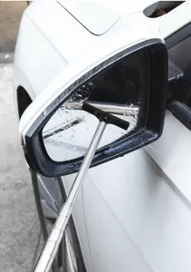 Vue rapprochée de l'essuie-glace télescopique pour rétroviseur de voiture nettoyant l'eau.