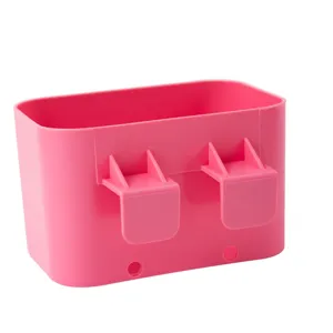 Maceta colgante de plástico rosa con doble gancho y orificios de drenaje para balcón.