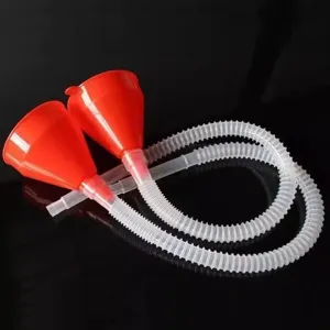 Gros plan d'un long entonnoir en plastique avec tuyau flexible cannelé pour véhicule.