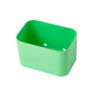 Maceta de plástico verde en detalle con forma rectangular y orificios de drenaje.