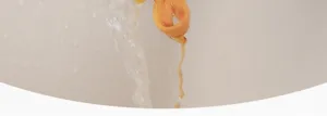 Nahaufnahme des Küchenreinigung-Netzgeschirrtuchs beim Abspülen mit fließendem Wasser.
