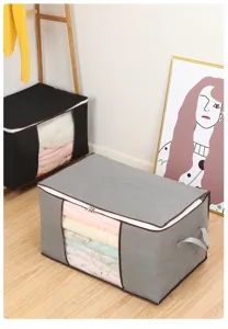 Vue de détail d'un grand sac de rangement en tissu pliable pour couette avec fenêtre.