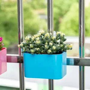 Maceta colgante azul para balcón con plantas suculentas verdes, ideal jardín vertical.